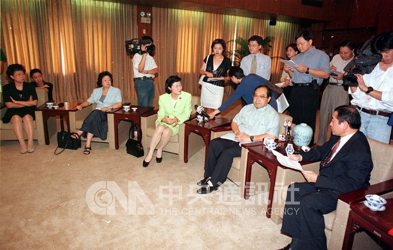 Sejumlah LSM dan legislator bertemu Wakil Menteri Luar Negeri Wu Tzu-dan (kanan) pada 27 Juli 1998, membahas bantuan bagi perempuan Tionghoa yang menjadi korban kerusuhan Mei. (Sumber Foto : Dokumentasi CNA)