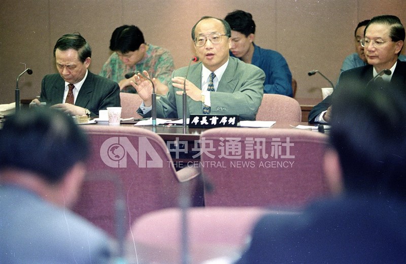 Menteri Luar Negeri Jason Hu menjelaskan rencana kementeriannya terkait bantuan pemulangan warga Taiwan di Indonesia dalam laporan di Yuan Legislatif pada 16 Mei 1998. (Sumber Foto : Dokumentasi CNA)