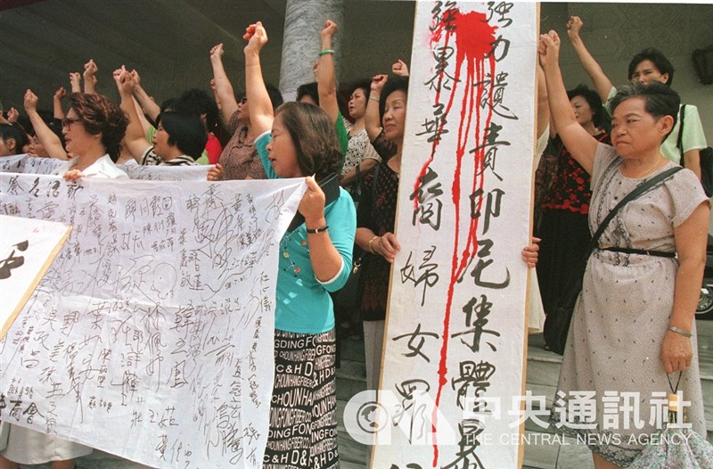 Sejumlah perwakilan wanita pada 10 Agustus 1998 mengunjungi Majelis Nasional di ChungShan Hall Yangmingshan, menyampaikan protes atas kekerasan terhadap perempuan di Indonesia. (Sumber Foto : Dokumentasi CNA)