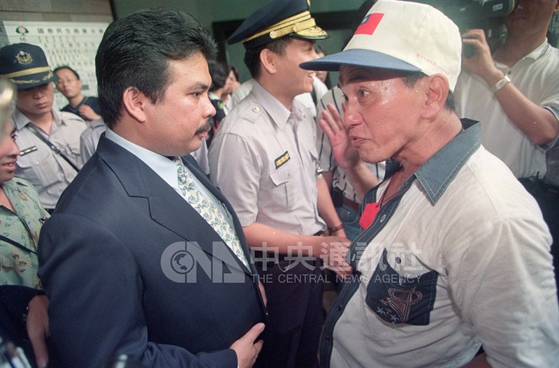 Aksi protes kekerasan anti-Tionghoa di Indonesia di depan KDEI Taipei, 3 Agustus 1998. (Sumber Foto : Dokumentasi CNA)