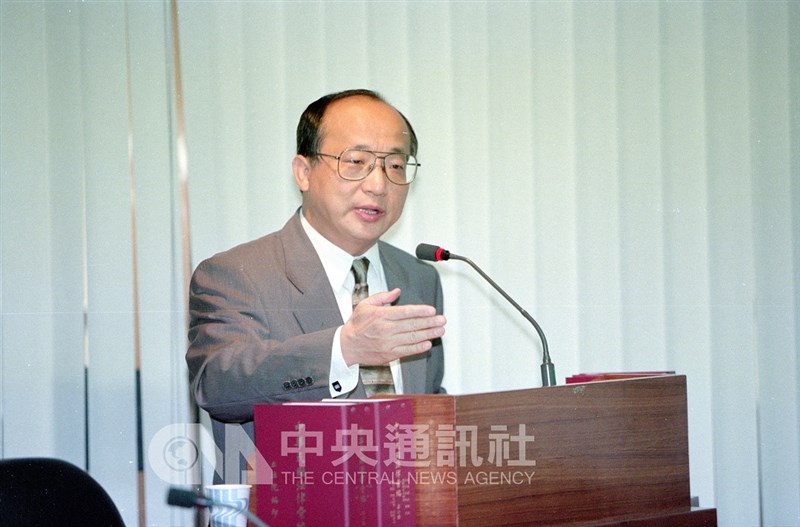 Menteri Luar Negeri Jason Hu menganjurkan warga Taiwan di Indonesia untuk kembali, saat menjawab pertanyaan di Yuan Legislatif pada 18 Mei 1998. (Sumber Foto : Dokumentasi CNA)