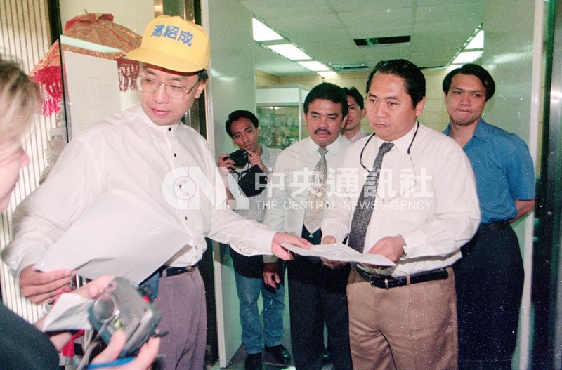 Perwakilan Partai Baru Taiwan pada 21 Juli 1998 mengunjungi KDEI Taipei untuk memprotes kekerasan anti-Tionghoa yang terjadi selama kerusuhan Mei. (Sumber Foto : Dokumentasi CNA)
