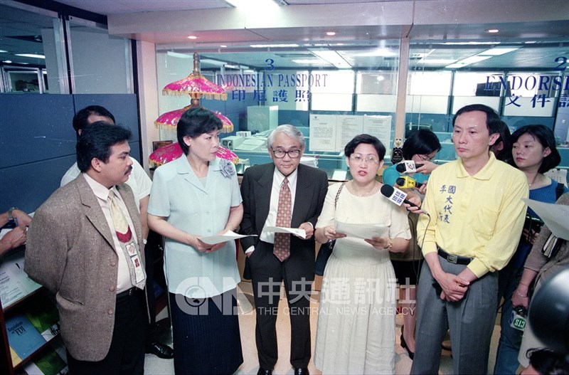 Kepala KDEI Taipei Djoko Mulyanto dikunjungi sejumlah perwakilan Partai Baru pada 31 Juli 1998, ditanyai terkait insiden pemerkosaan di Indonesia. (Sumber Foto : Dokumentasi CNA)