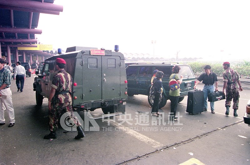 Para wisatawan Taiwan yang terjebak di Indonesia pada 16 Mei 1998 bergegas menuju Bandara Internasional Soekarno–Hatta untuk menaiki penerbangan tambahan. (Sumber Foto : Dokumentasi CNA)