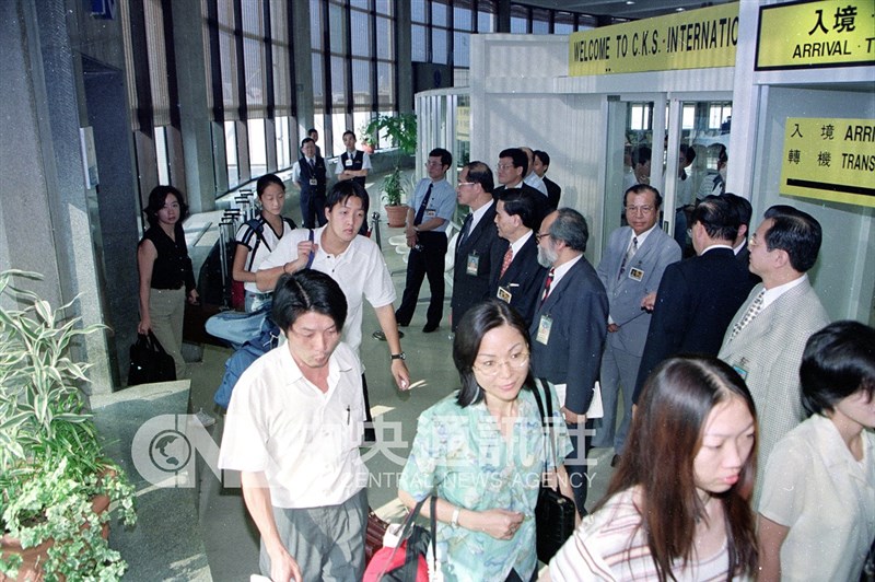 Penumpang yang kembali ke Taiwan dari Indonesia dengan pesawat tambahan, turun di Bandara Internasional Chiang Kai-shek (sekarang Taoyuan) pada 20 Mei 1998. (Sumber Foto : Dokumentasi CNA)