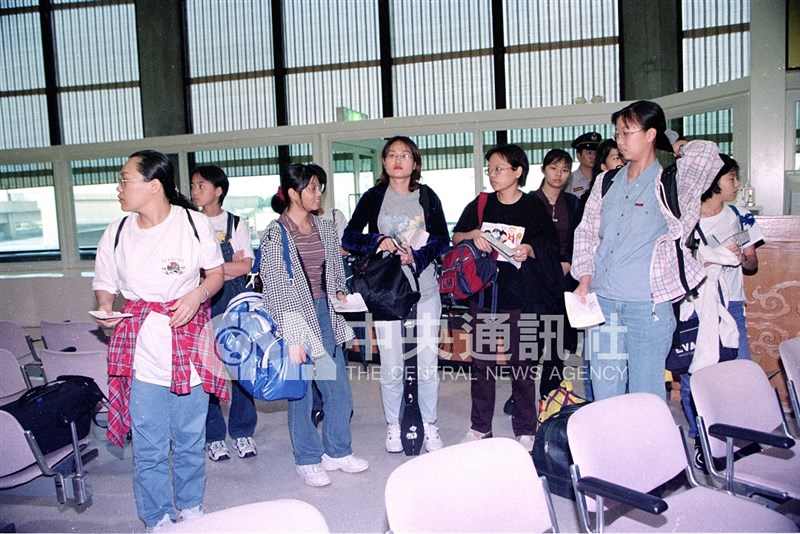 Turis Taiwan yang terjebak di Indonesia tiba di Bandara Internasional Chiang Kai-shek pada 16 Mei 1998. (Sumber Foto : Dokumentasi CNA)