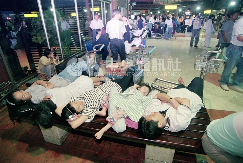 Wisatawan Taiwan di Indonesia tertidur di Bandara Internasional Soekarno-Hatta pada 16 Mei 1998 setelah mendengar akan adanya pesawat tambahan. (Sumber Foto : Dokumentasi CNA)