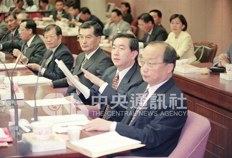 Menteri Luar Negeri Jason Hu (kanan), Ketua OCAC Jiao Ren-he (kedua dari kanan), dan Wakil Menteri Ekonomi Chang Chang-pang (ketiga dari kanan), bersama beberapa pejabat lainnya, memberikan laporan khusus mengenai situasi di Indonesia dalam rapat Fraksi Kuomintang di Yuan Legislatif, 19 Mei 1998. (Sumber Foto : Dokumentasi CNA)