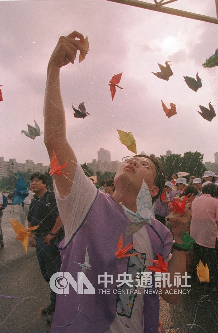 Sejumlah LSM mengadakan acara "Menghentikan Kekerasan dengan Cinta - Doa untuk Perempuan yang Mengalami Kekerasan di Indonesia" di Sun Yat-sen Memorial Hall di Taipei pada 16 Agustus 1998. (Sumber Foto : Dokumentasi CNA)