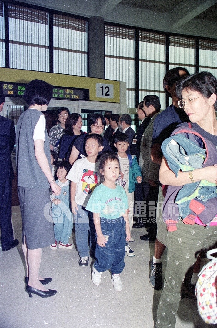 Turis Taiwan yang terjebak di Indonesia tiba di Bandara Internasional Chiang Kai-shek pada 16 Mei 1998 setelah dijemput pesawat tambahan. (Sumber Foto : Dokumentasi CNA)