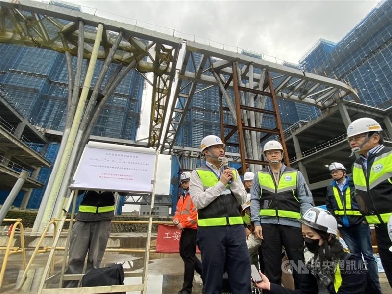 Menteri Ketenagakerjaan Hung Sun-han (depan, kiri) memimpin inspeksi gabungan di wilayah utara hari Rabu. (Sumber Foto : CNA, 15 Januari 2025)