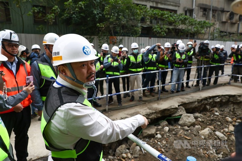 Menteri Ketenagakerjaan Hung Sun-han (depan). (Sumber Foto : CNA, 15 Januari 2025)