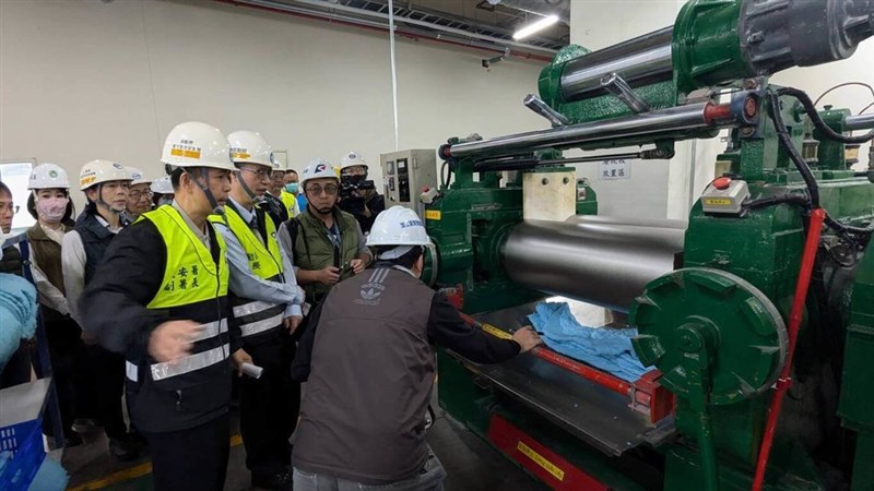 Inspeksi ketenagakerjaan di pabrik kedua Launch Technologies Co. di Kabupaten Pingtung hari Rabu, dipimpin Wakil Menteri Ketenagakerjaan hen Ming-jen. (Sumber Foto : Kontributor pribadi, 15 Januari 2025)