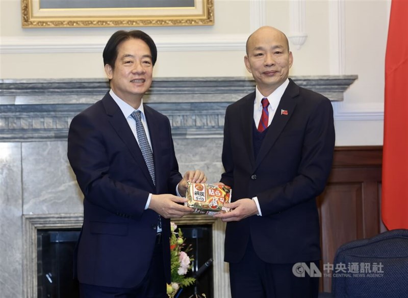 Presiden Lai Ching-te (kiri) memberikan cendera mata berupa kantong hangat kepada Ketua Yuan Legislatif Han Kuo-yu (kanan), Kamis. (Sumber Foto : CNA, 16 Januari 2025)