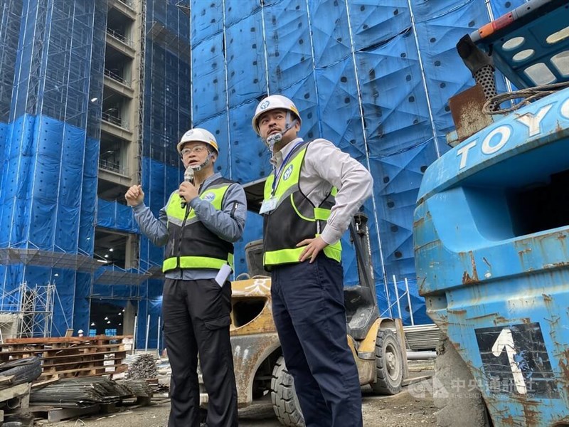 Inspeksi ketenagakerjaan di pembangunan BES EcoTech Industrial Park di Kota New Taipei hari Rabu, dipimpin Menteri Ketenagakerjaan Hung Sun-han (kanan). (Sumber Foto : CNA, 15 Januari 2025)