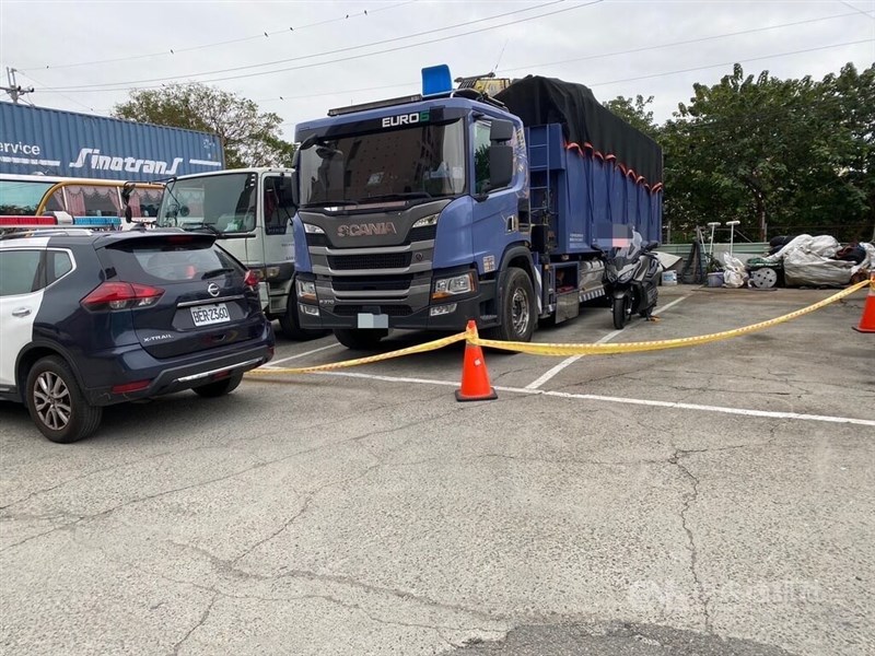 Seorang pria ditemukan tewas di sebuah tempat parkir di Jalan Shuwang, Distrik Dali di Kota Taichung hari Kamis setelah tubuhnya diduga terjepit roda truk yang sedang ia perbaiki. (Sumber Foto : Otoritas setempat)