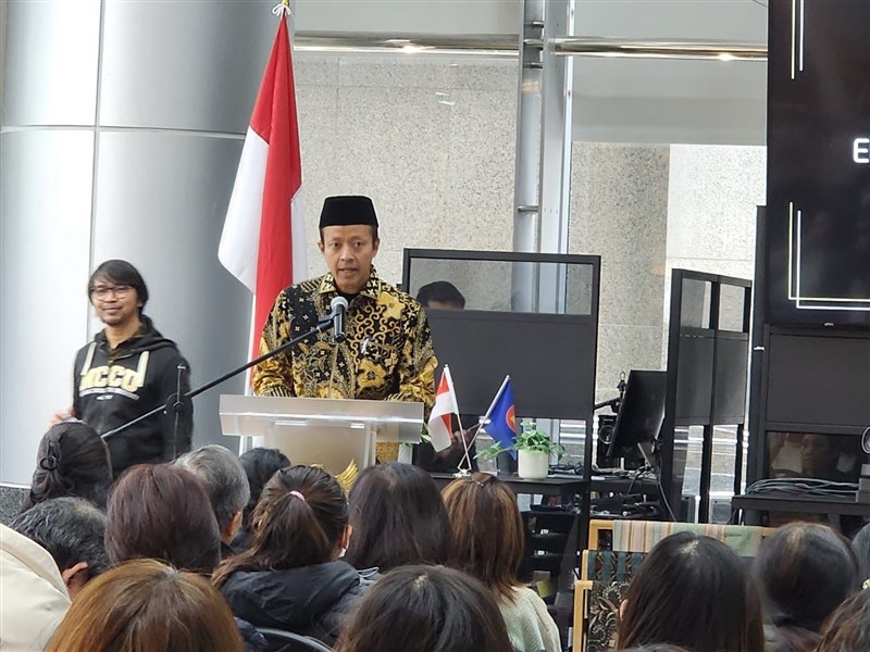 Arif Sulistiyo, Kepala KDEI Taipei memberikan kata sambutan membuka kegiatan sosialisasi pada Kamis di kantor tersebut. (Sumber Foto : KDEI Taipei)