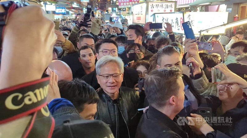 CEO NVIDIA Jensen Huang (depan) di tengah kerumunan di Pasar Malam Fengjia, Kamis malam. (Sumber Foto : CNA, 16 Januari 2025)