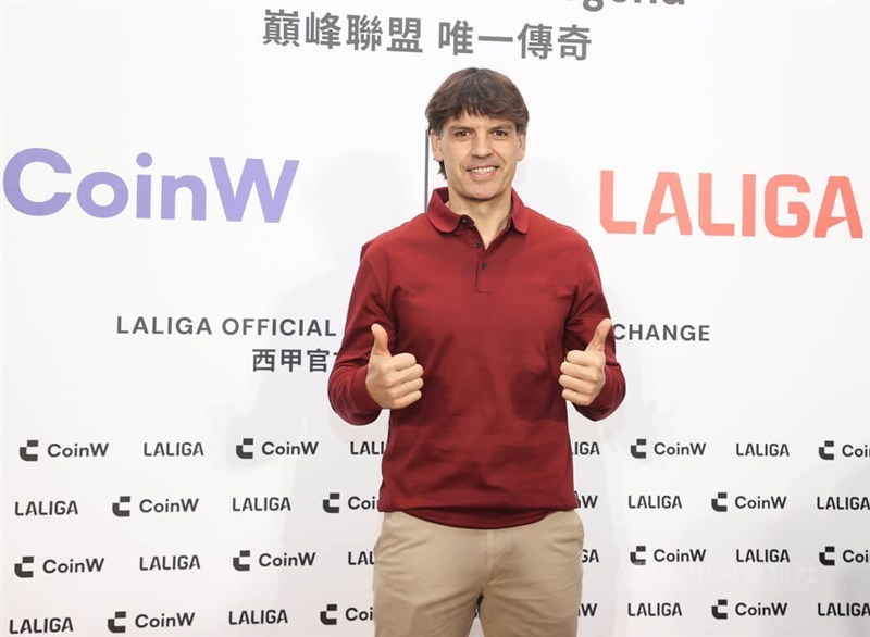 Mantan pesepak bola Spanyol Fernando Morientes dari Real Madrid mewakili La Liga sebagai duta divisi tersebut dalam sebuah acara di Taipei hari Jumat. (Sumber Foto : CNA, 17 Januari 2025)