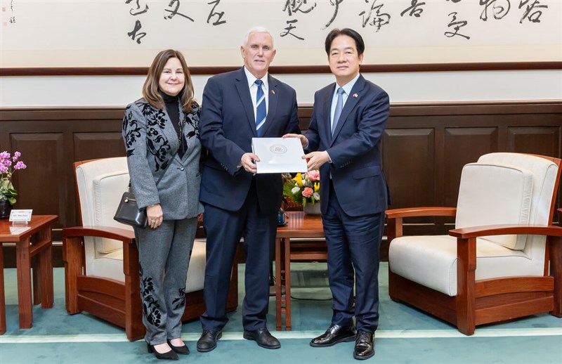 Presiden Lai Ching-te (kanan) berinteraksi dengan mantan Wakil Presiden Amerika Serikat Mike Pence (tengah) dan istrinya Karen Pence (kiri) di Kantor Kepresidenan di Taipei, Jumat. (Sumber Foto : CNA, 17 Januari 2025)