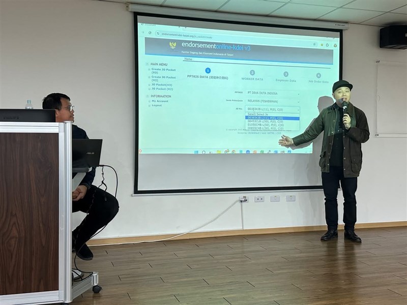 Salah satu staf KDEI sedang presentasi mengenai pengumpulan data secara daring. (Sumber Foto : KDEI)