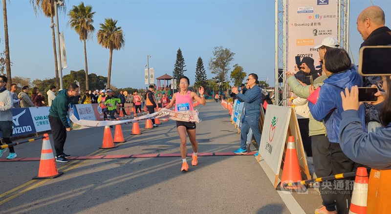 Huang Xuemei (tengah). (Sumber Foto : CNA, 19 Januari 2025)