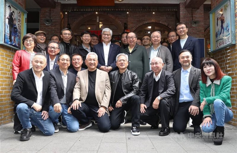 CEO Nvidia Jensen Huang (tengah depan) menjadi tuan rumah makan siang di Taipei pada Sabtu, ditemani oleh para pemimpin rantai pasokan utama Taiwan, termasuk Ketua TSMC C.C. Wei (baris ke-2, ke-4 dari kanan). (Sumber Foto : CNA, 18 Januari 2025)