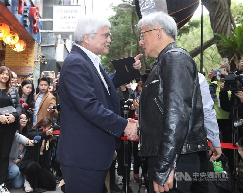 CEO Nvidia Jensen Huang (kanan depan) dan Ketua TSMC C.C. Wei (kiri depan) berjabat tangan setelah makan siang mereka. (Sumber Foto : CNA, 18 Januari 2025)