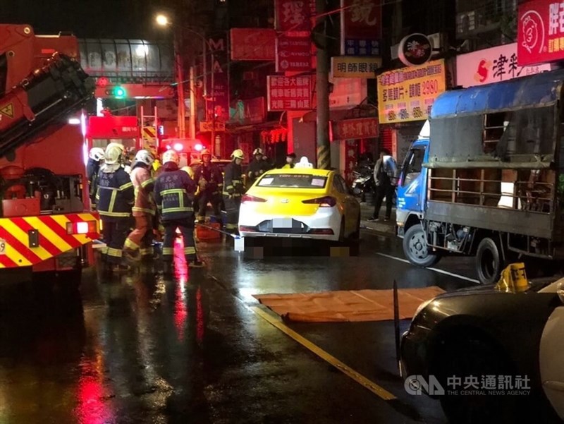 Seorang pria tewas setelah tertabrak motor dan tiga kendaraan lainnya di Jalan Yuanshan, Distrik Zhonghe di Kota New Taipei pada Minggu dini hari. (Sumber Foto : Otoritas setempat)