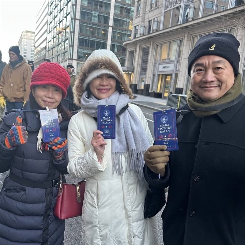 Dari kanan ke kiri: Legislator DPP Wang Ting-yu, KMT Ko Chih-en, dan TPP Chen Gau-tzu menunjukkan undangan mereka untuk menonton siaran langsung pelantikan Trump di Capital One Arena. (Sumber Foto : Wang Ting-yu)