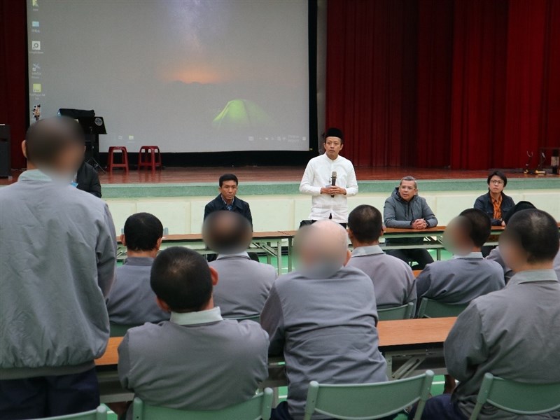 Kepala KDEI Taipei Arif Sulistiyo melakukan kunjungan ke Penjara Taipei hari Jumat. (Sumber Foto : KDEI Taipei)