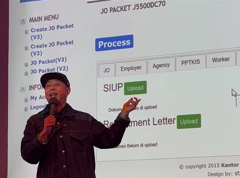 Seorang staf KDEI menjelasan bahwa pembayaran biaya legalisasi juga dapat dilakukan melalui toserba di Taiwan. (Sumber Foto : KDEI)