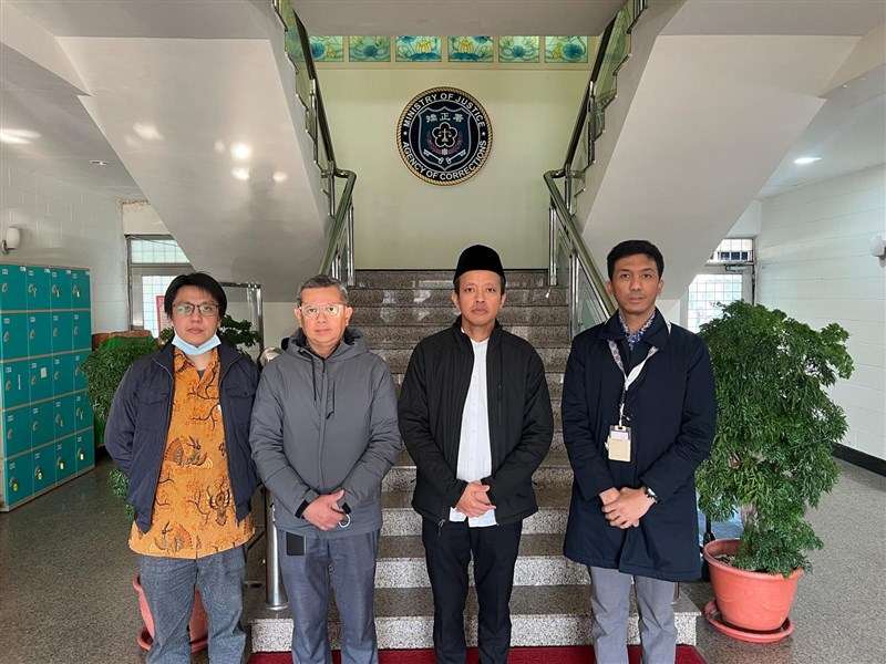 Pejabat KDEI Taipei yang mengunjungi penjara. Arif Sulistiyo (dua dari kanan) didampingi Novrizal Kepala Bidang PWNI-Pensosbud (kedua dari kiri); analis Bidang PWNI-Pensosbud, Michael J Kristiono (kiri); dan Kepala Bagian Administrasi, Ichwan Joesoef (kanan). (Sumber Foto : KDEI Taipei)