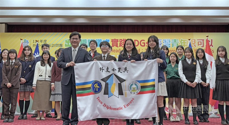 Siswa-siswa sekolah menengah Taiwan yang akan segera mengunjungi Amerika Serikat dan Kanada sebagai bagian dari program tahunan pemerintah untuk mempromosikan diplomasi publik menghadiri acara sebelum keberangkatan pada Selasa. (Sumber Foto : CNA, 21 Januari 2025)