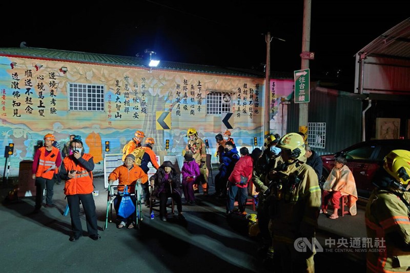Warga di Distrik Nanxi, Kota Tainan mengungsi sementara pada Selasa dini hari, setelah sejumlah rumah mengalami kerusakan pasca gempa mengguncang. (Sumber Foto : CNA, 21 Januari 2025)