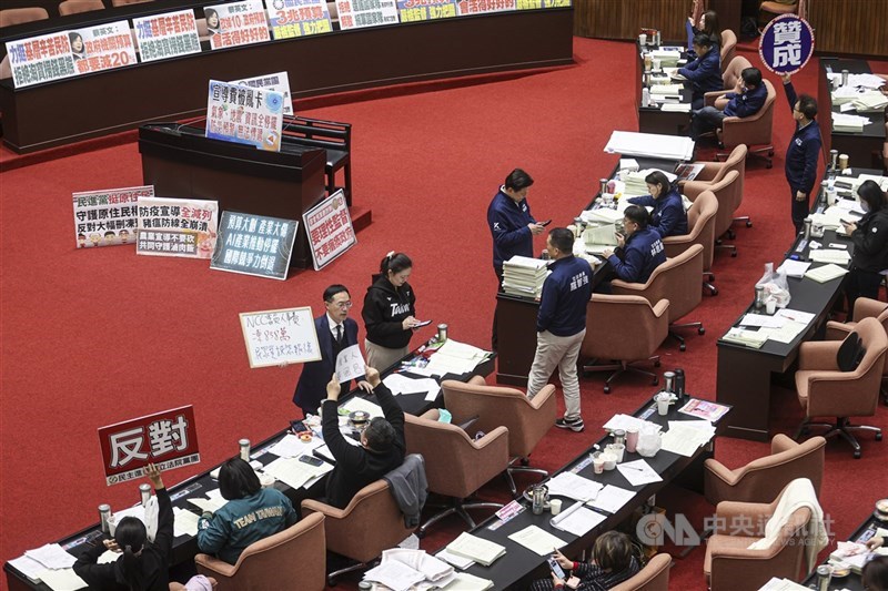 Sidang pembacaan ketiga anggaran pemerintah pusat di Yuan Legislatif hari Selasa. (Sumber Foto : CNA, 21 Januari 2025)