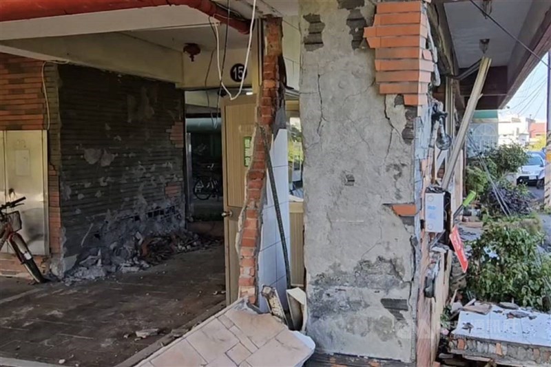 Sebuah gedung apartemen di Distrik Yujing, Kota Tainan mengalami kerusakan pasca gempa Selasa dini hari. (Sumber Foto : CNA, 21 Januari 2025)
