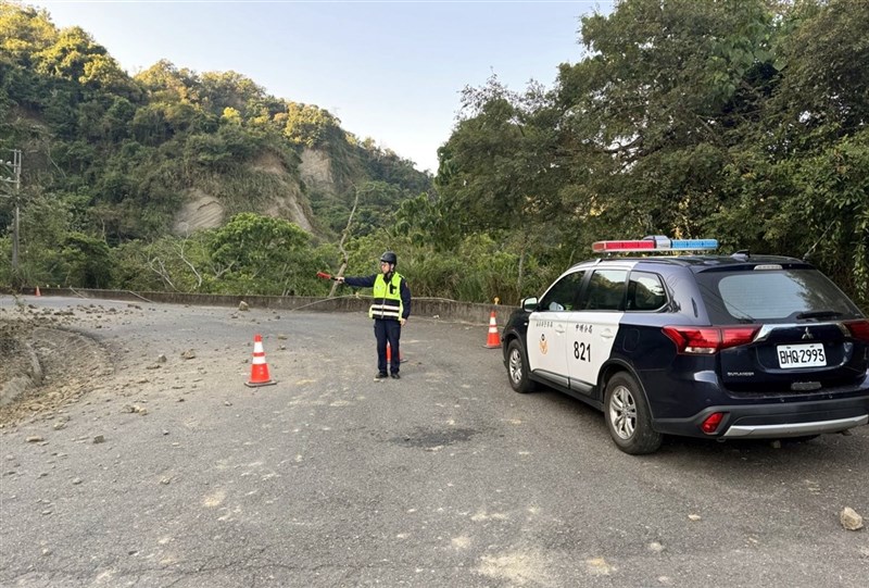 Sebuah jalan di Dusun Xixing, Desa Dapu di Kabupaten Chiayi terputus aksesnya pasca gempa Selasa dini hari. (Sumber Foto : Kantor Polisi Jhongpu, 21 Januari 2025)