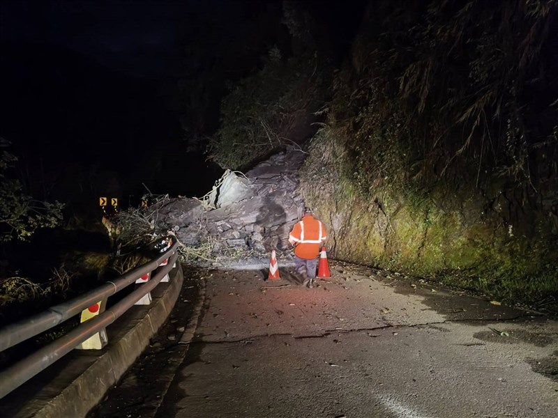 Longsor terjadi di ruas Litu dari Jalan Raya Lintas Pulau Selatan pasca gempa Selasa dini hari. (Sumber Foto : Biro Jalan Raya, 21 Januari 2025)