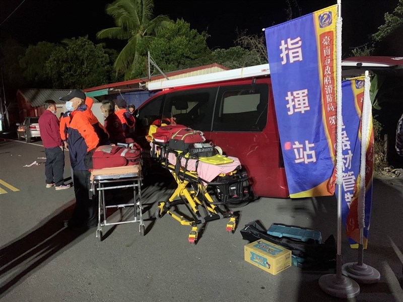 Biro Pemadam Kebakaran Kota Tainan mendirikan pos komando lapangan di lokasi pada Selasa dini hari, setelah gempa mengguncang. (Sumber Foto : Direktorat Jenderal Pemadam Kebakaran Nasional, 21 Januari 2025)