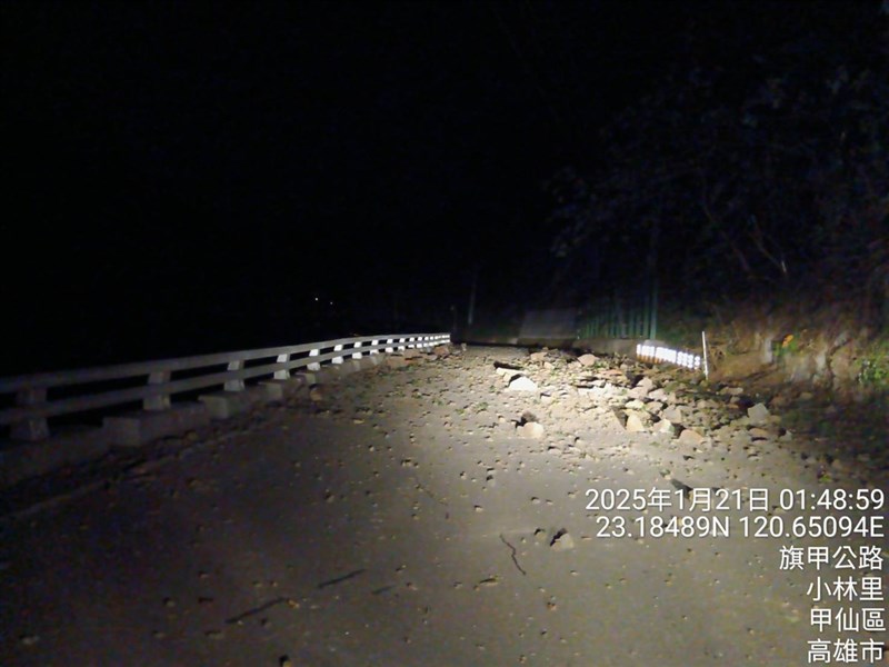 Longsoran batu menumpuk di sekitar titik kilometer 8,5 dari Jalan Provinsi 19 pasca gempa Selasa dini hari. (Sumber Foto : Kantor Cabang Wilayah Selatan Biro Jalan Raya, 21 Januari 2025)