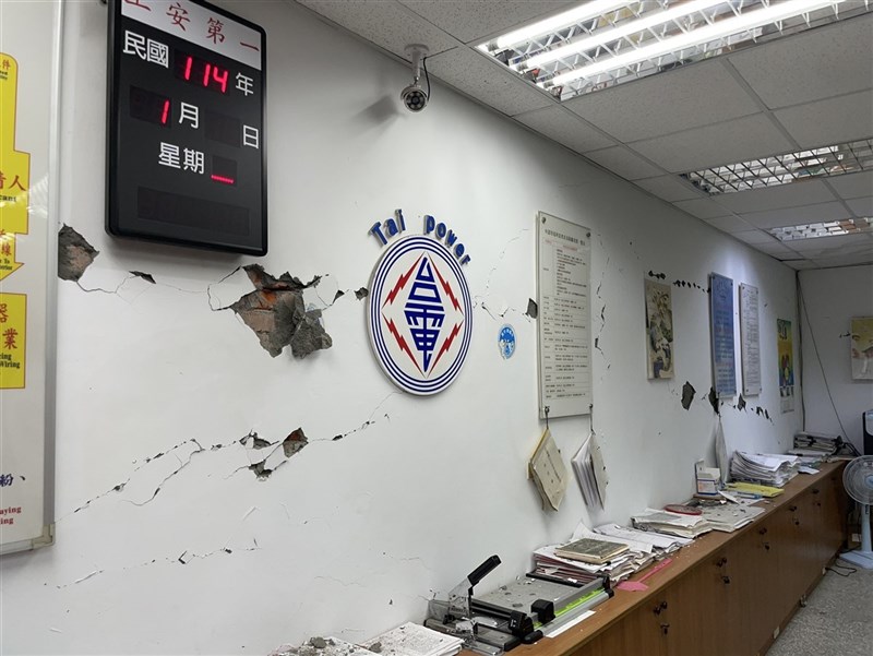 Gempa pada Selasa dini hari menyebabkan kerusakan di kantor layanan Taipower. (Sumber Foto : Taiwan Power Co., 21 Januari 2025)