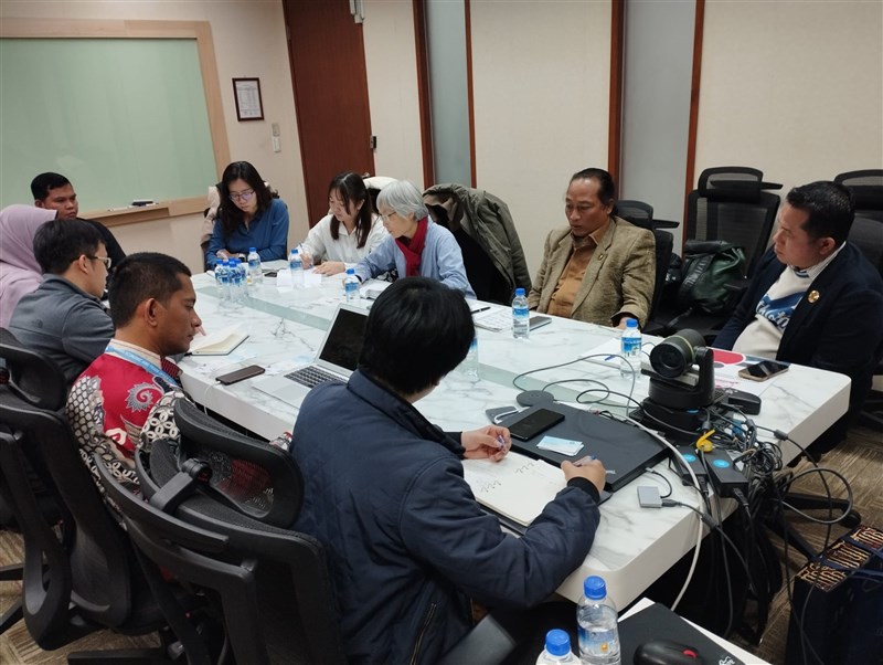 Ilyas Pangestu, (kedua dari kanan) Ketua SPPI bersama tamu lainnya tengah mengadakan rapat pembahasan ABK. (Sumber Foto : KDEI)