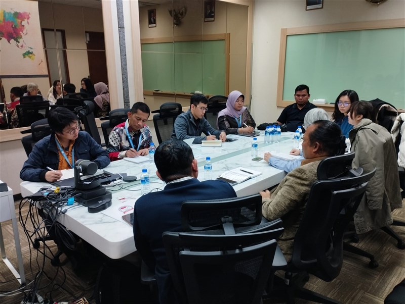 Kadir (kedua dari kiri) berharap agar para pekerja kapal jarak jauh juga bisa tercatat secara komuterisasi, seperti pekerja migran sektor yang lain. (Sumber Foto : KDEI)