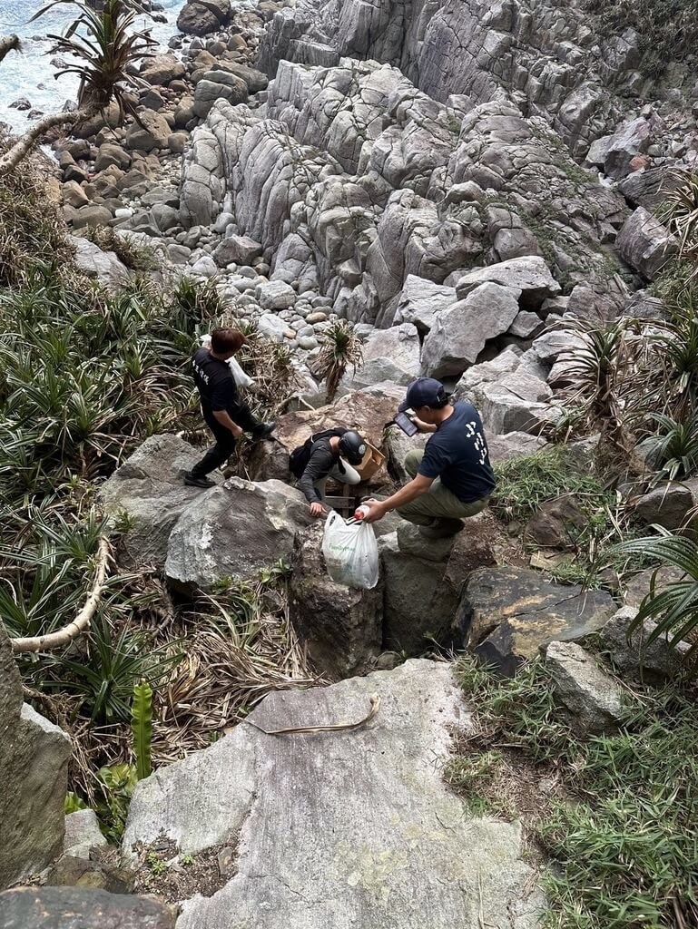 Tulang manusia ditemukan di tempat panjat tebing Longdong, di bawah platform pengamatan Longdong di Distrik Gongliao, Kota New Taipei pada Senin pagi. (Sumber Foto : Kontributor pribadi)