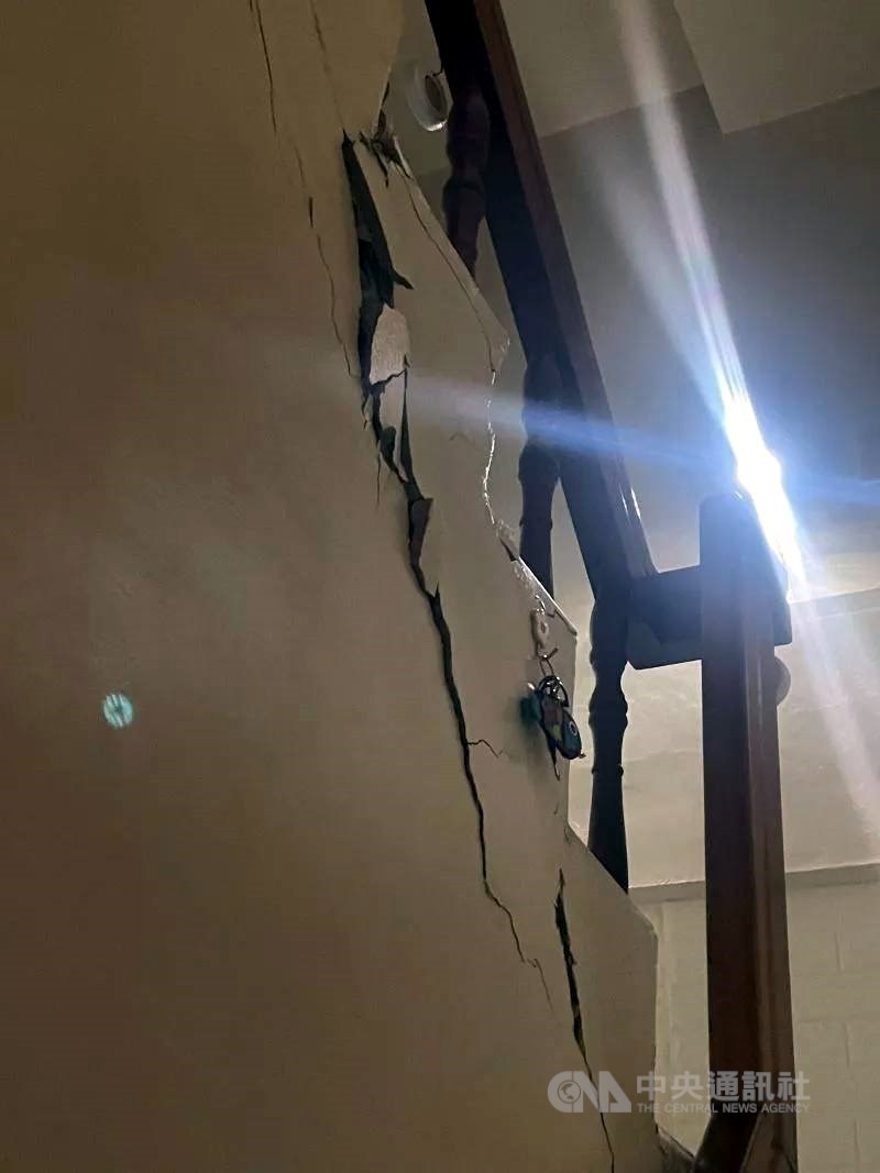 Bagian sebuah rumah rusak di Desa Dapu, Kabupaten Chiayi pasca gempa Selasa dini hari. (Sumber Foto : Grup Facebook 曾文大埔大小事, 21 Januari 2025)