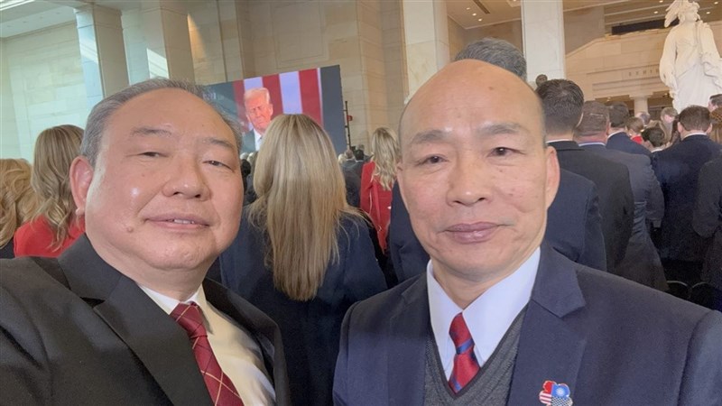 Ketua Yuan Legislatif Taiwan, Han Kuo-yu (kanan), dan perwakilan Taiwan di AS, Alexander Yui (kiri) di Capitol Visitor Center pada Senin. (Sumber Foto : TECRO, 20 Januari 2025)