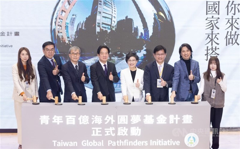 Presiden Lai Ching-te (ke-4 dari kiri) dan Wakil Menteri Pendidikan Yeh Ping-cheng (ke-2 dari kanan) pada acara peluncuran Taiwan Global Pathfinders Initiave. (Sumber Foto : CNA, 24 Januari 2025)