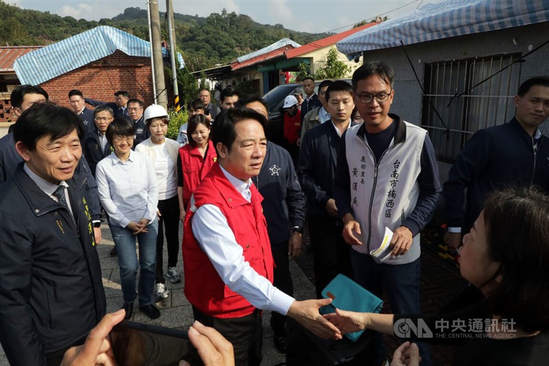 Presiden Lai Ching-te (tengah depan) berjabat tangan dengan seorang warga dari distrik yang terkena dampak gempa bumi di Tainan Sabtu. Foto CNA 25 Jan. 2025