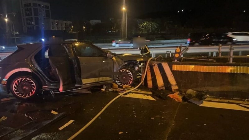 Sisa-sisa sebuah kendaraan yang membawa dua orang dewasa dan enam anak-anak yang menabrak penghalang lalu lintas saat keluar dari Jalan Nasional No. 1 di Taoyuan pada Sabtu. (Sumber Foto : Tangkapan layar sebuah video)